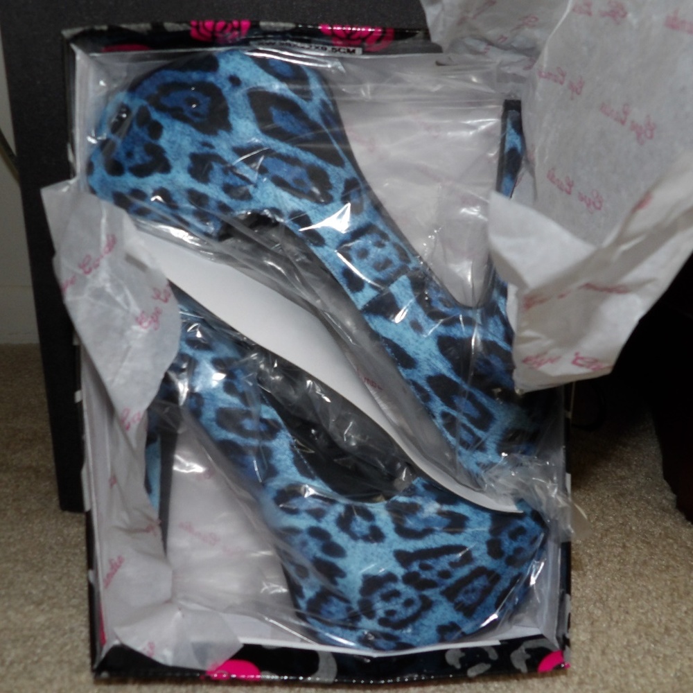 Eye Candie Runway Platform Pump in Blue Leopard 9